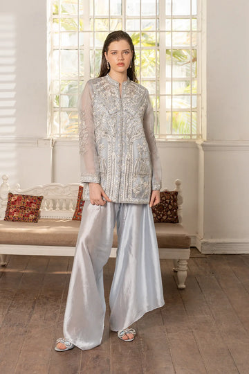 Frost Veil – Ice Blue Ensemble